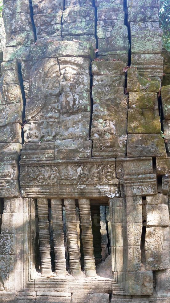 escultura em pedra no templo ta prohm, em siem reap cambodia. foto