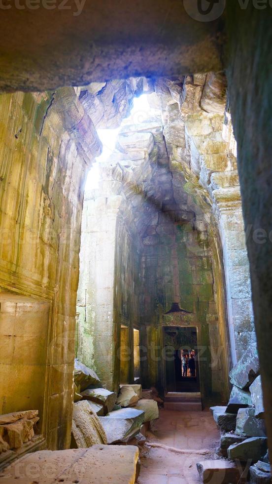 ta prohm temple em angkor wat complex, siem reap cambodia. foto