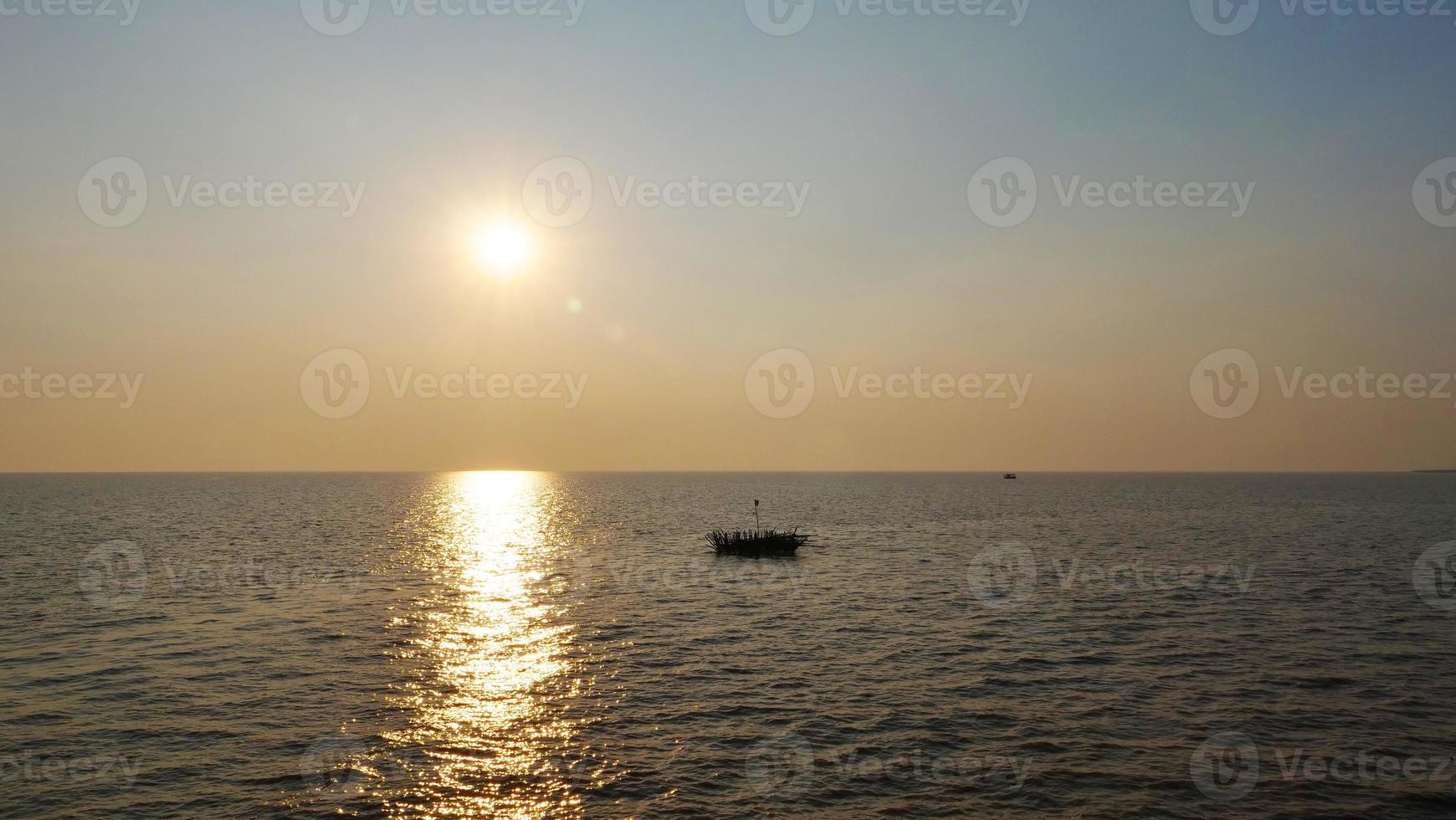 belo pôr do sol do lago tonle sap em siem reap, camboja. foto