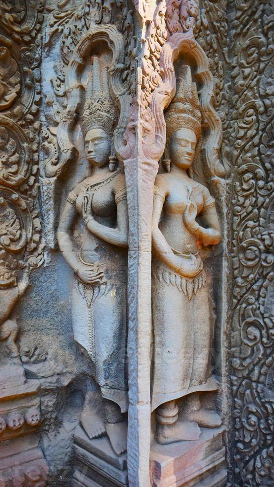 escultura em pedra no templo ta prohm, em siem reap cambodia. foto