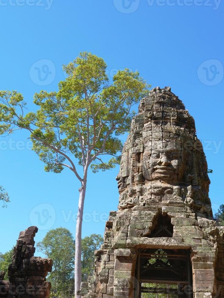 escultura em pedra da face em banteay kdei, em siem reap cambodia foto