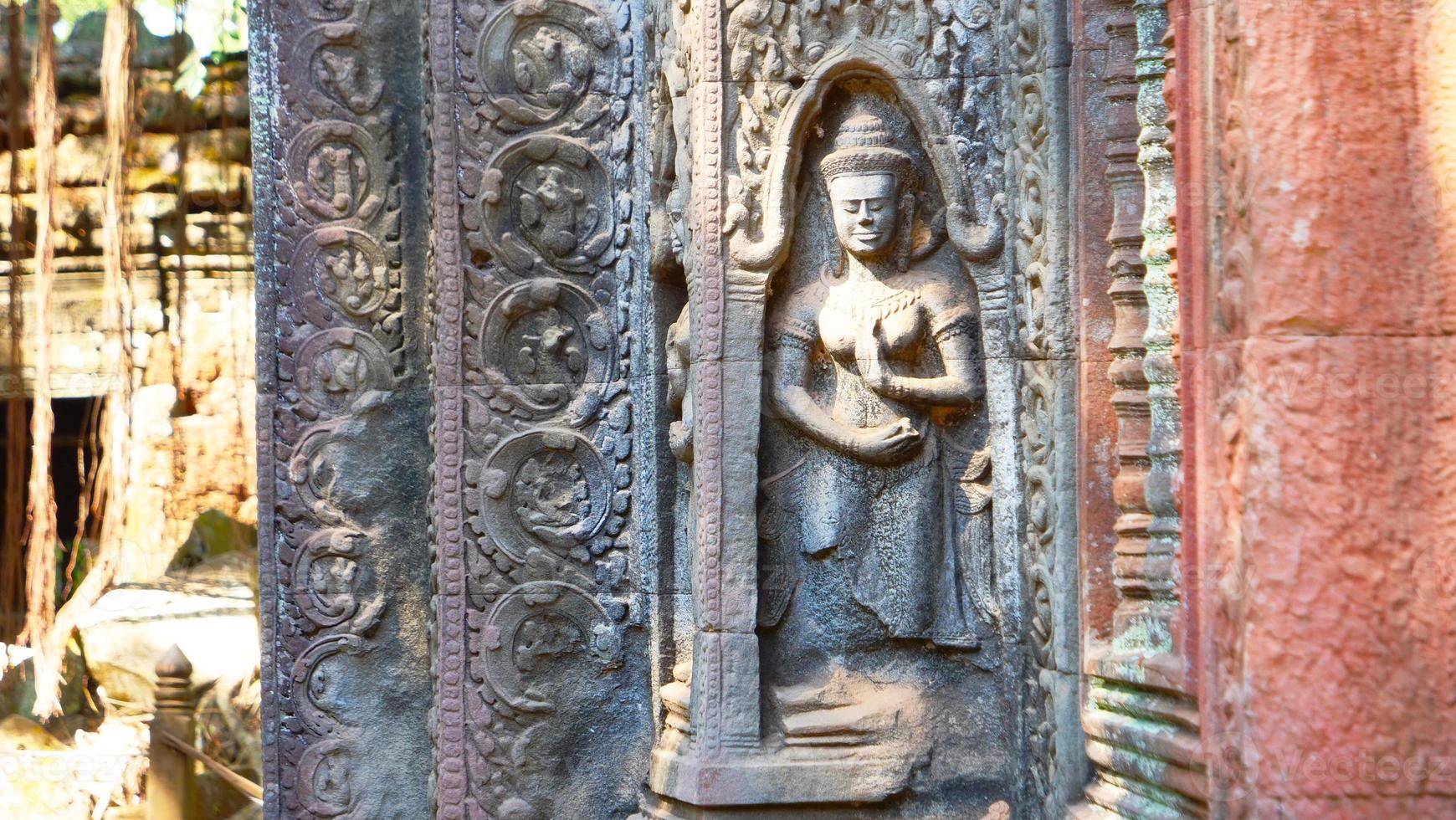 escultura em pedra no templo ta prohm, em siem reap cambodia. foto