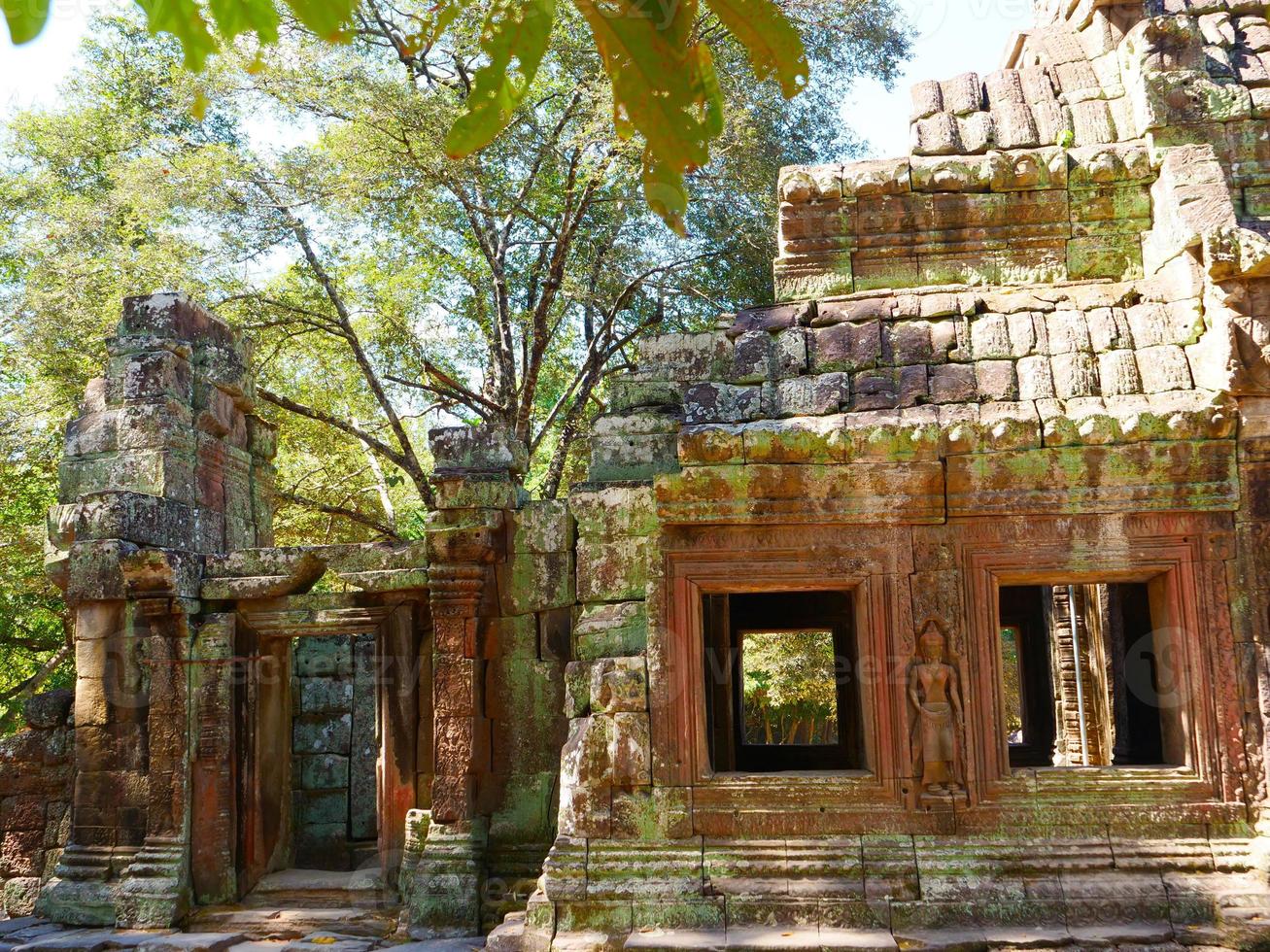 ruína de pedra em banteay kdei, complexo de angkor wat em siem reap foto