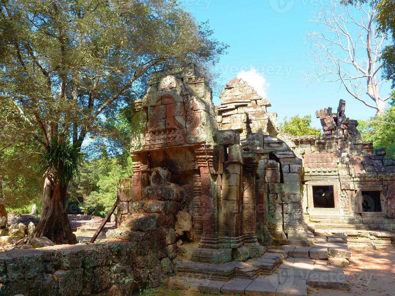 ruína de pedra em banteay kdei, complexo de angkor wat em siem reap foto