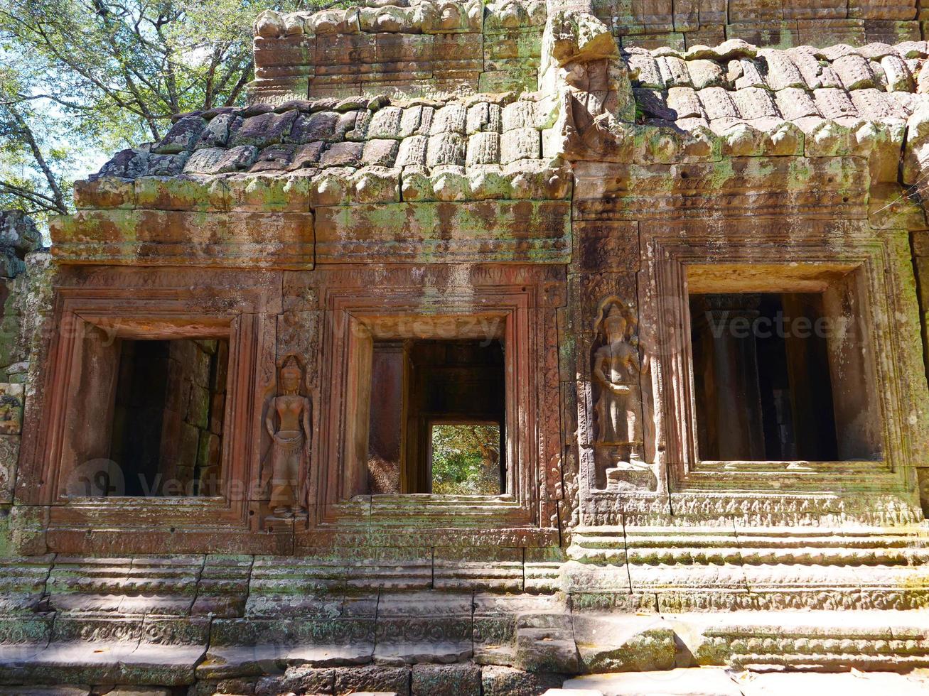 ruína de pedra em banteay kdei, complexo de angkor wat em siem reap foto