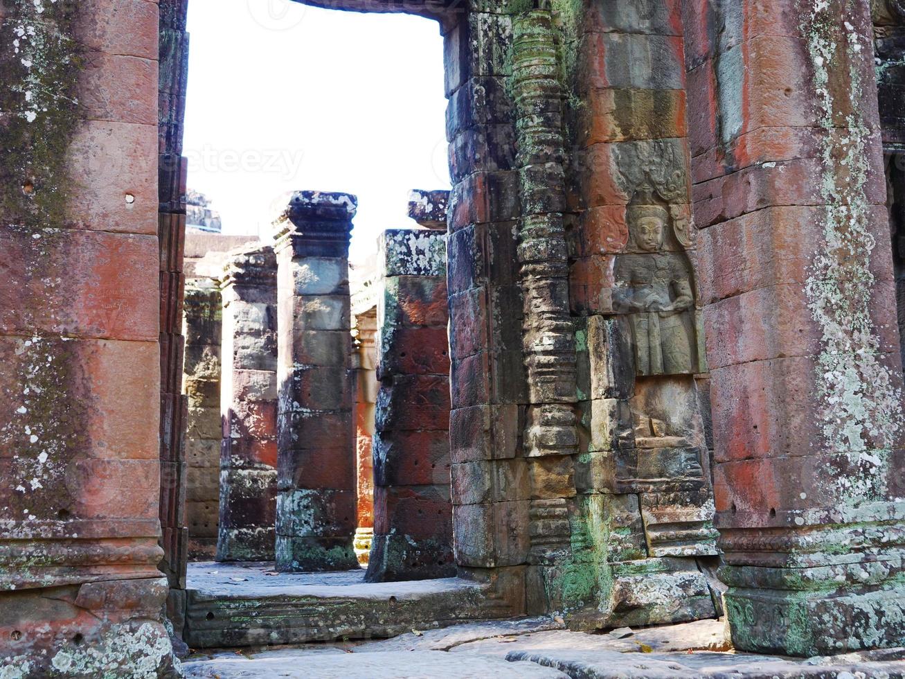 escultura em pedra em banteay kdei em siem reap, camboja foto