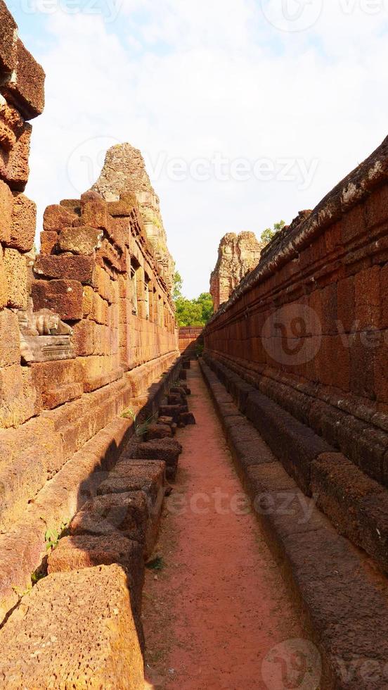 parede de pedra na antiga ruína budista khmer de pre rup, siem reap foto