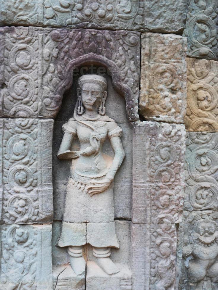 escultura em pedra no templo ta som, siem reap cambodia. foto