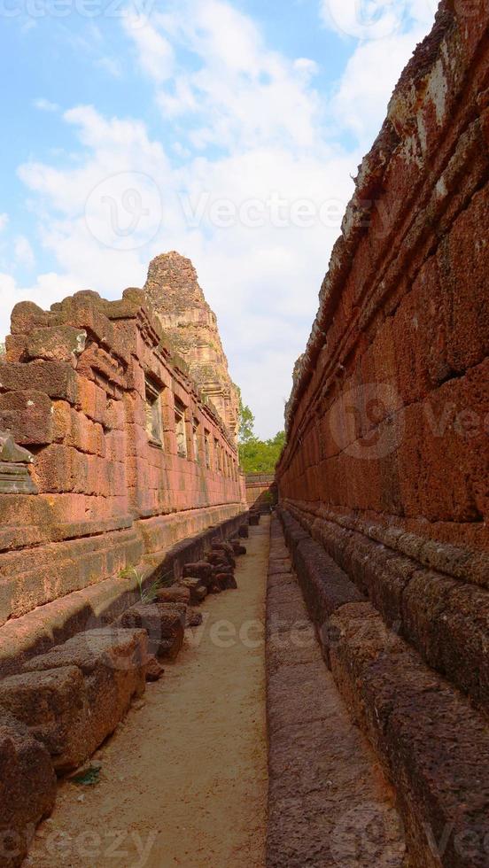 parede de pedra na antiga ruína budista khmer de pre rup, siem reap foto