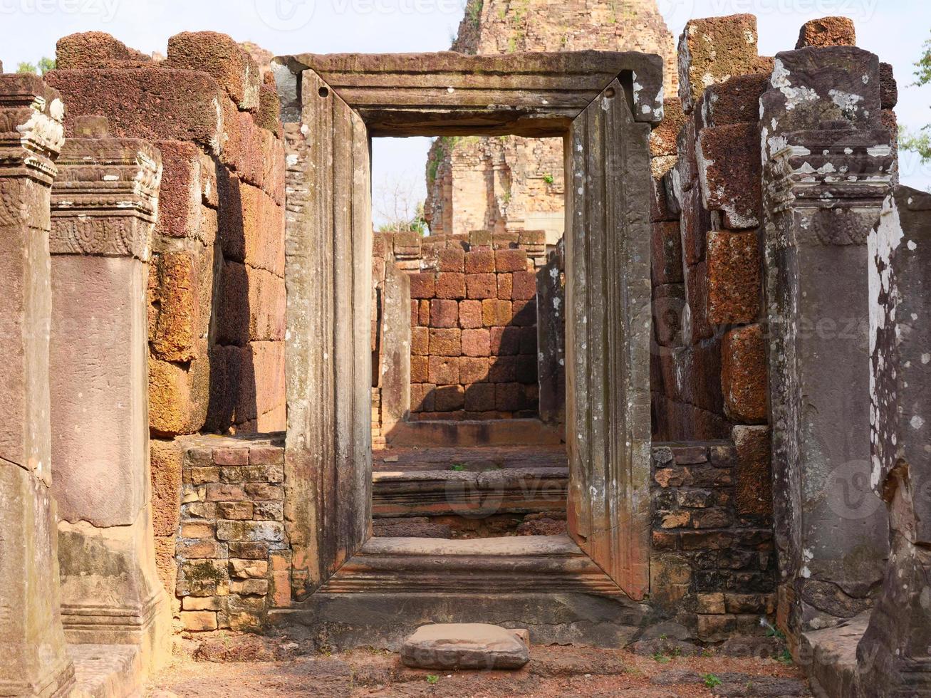 porta de pedra na ruína khmer de pre rup, siem reap cambodia. foto