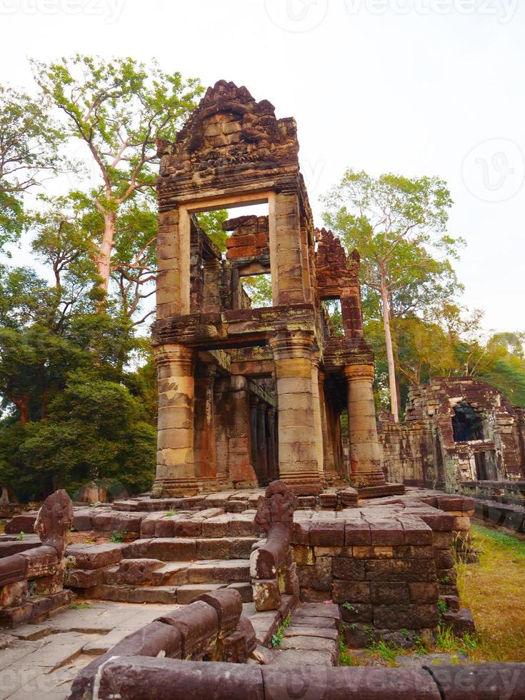 arquitetura de pedra demolida no templo de preah khan, siem reap foto