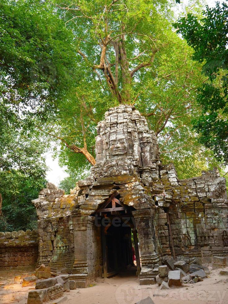 ruína de pedra no templo ta som no complexo de angkor wat, siem reap cambodia. foto
