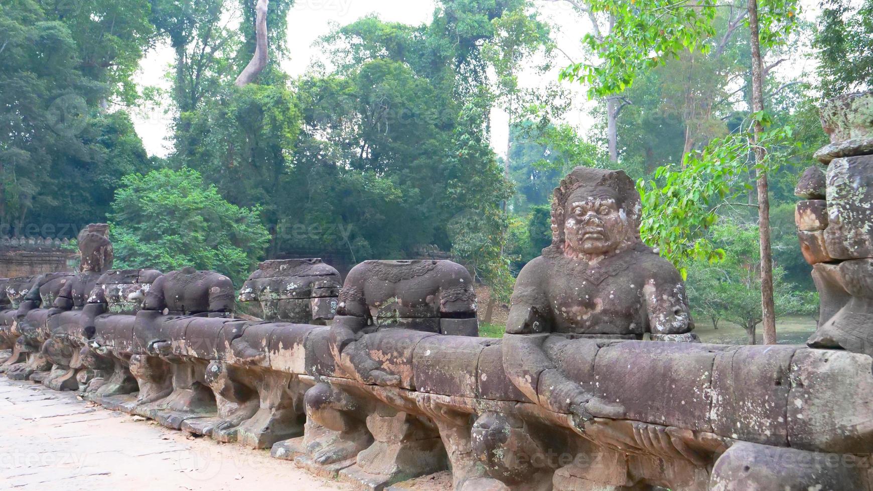 escultura em pedra no templo preah khan, complexo angkor wat, siem, colha foto