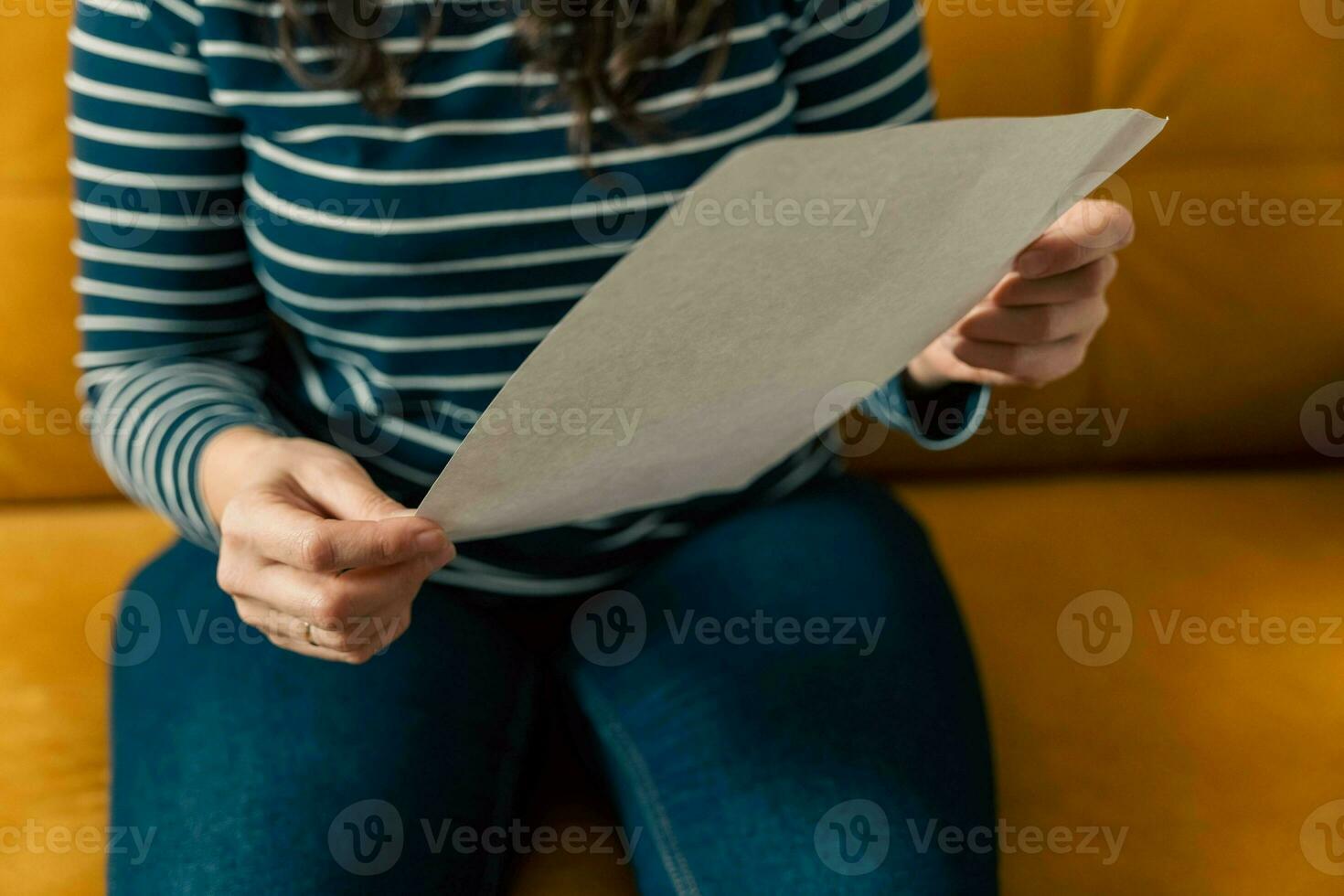 irreconhecível mulher detém uma em branco Folha do papel dentro dela mãos foto