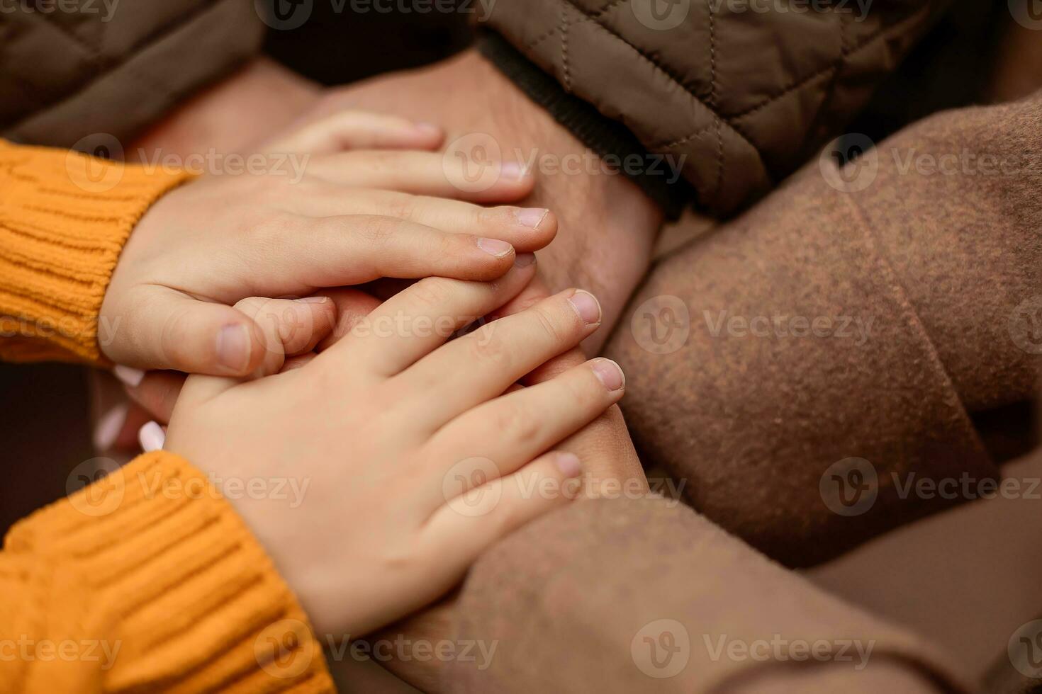 fechar-se do mãos, filho, mãe e Papai. foto