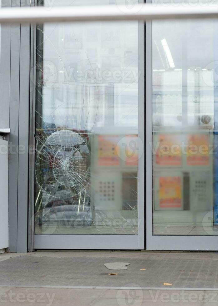 quebrado vidro porta depois de impacto. estragado fazer compras janela foto