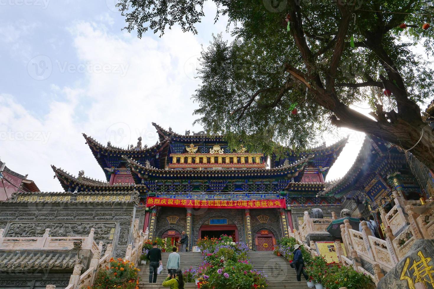 templo da montanha nanshan em xining qinghai china. foto