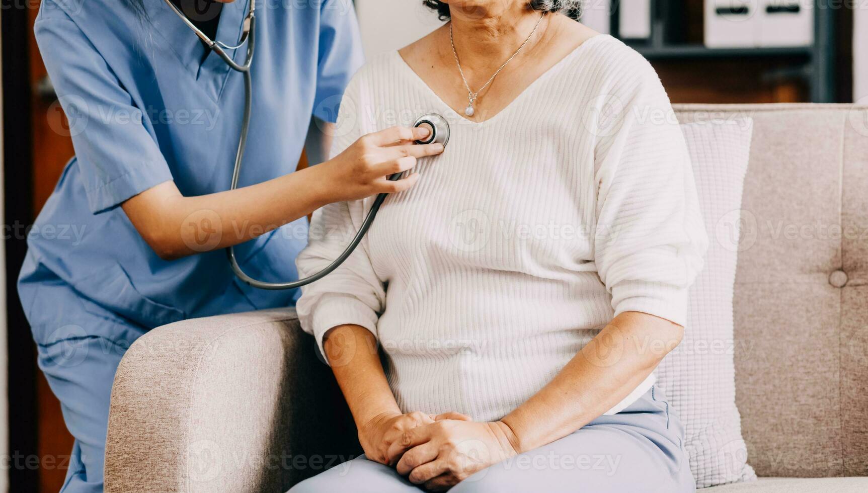 senhora chegando para clínica para coração e pulmões checar, masculino médico usando estetoscópio, ouvindo para fêmea pacientes respiração ou batimento cardiaco, sentado dentro clínica escritório foto