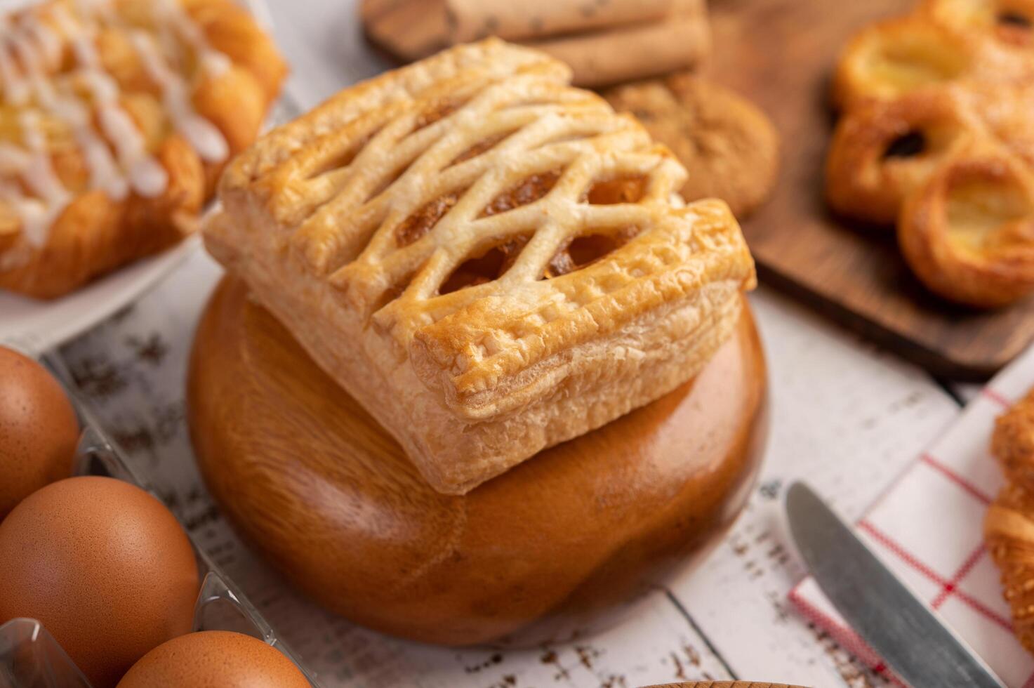 vários pães e ovos em pano branco vermelho. foco seletivo. foto