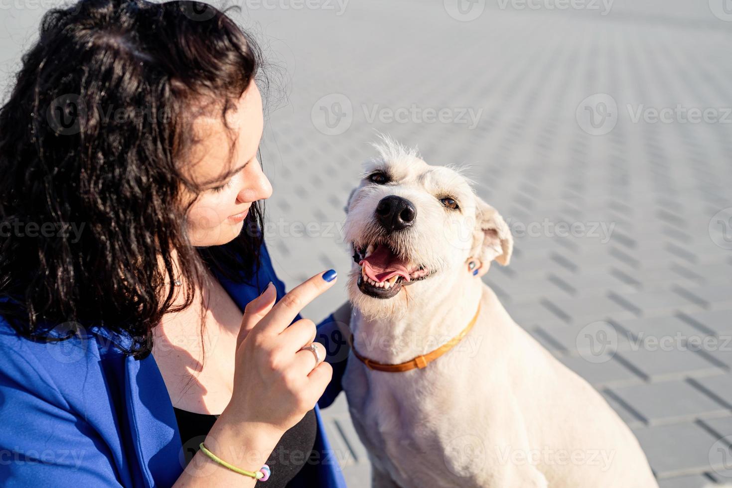 jovem brincando com seu cachorro no parque foto