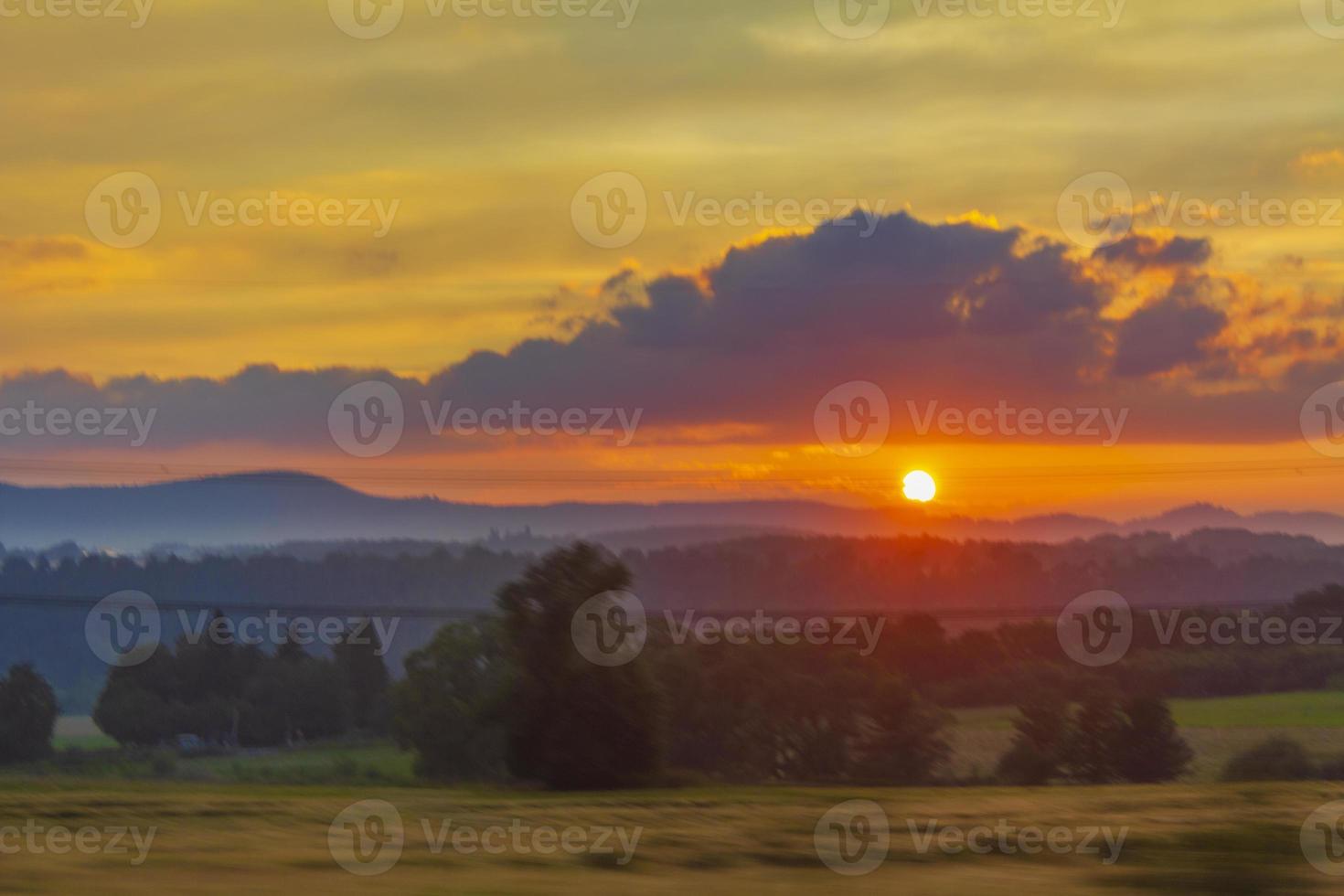 ouro e colorido pôr do sol laranja amarelo vermelho azul rosa cores. foto