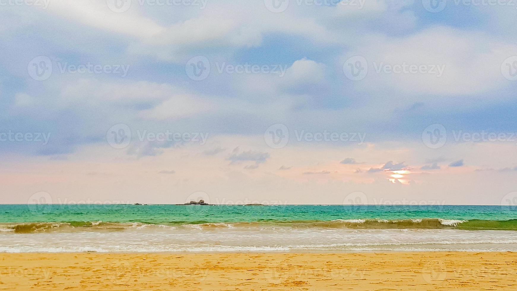 belo colorido pôr do sol paisagem panorama bentota beach sri lanka. foto