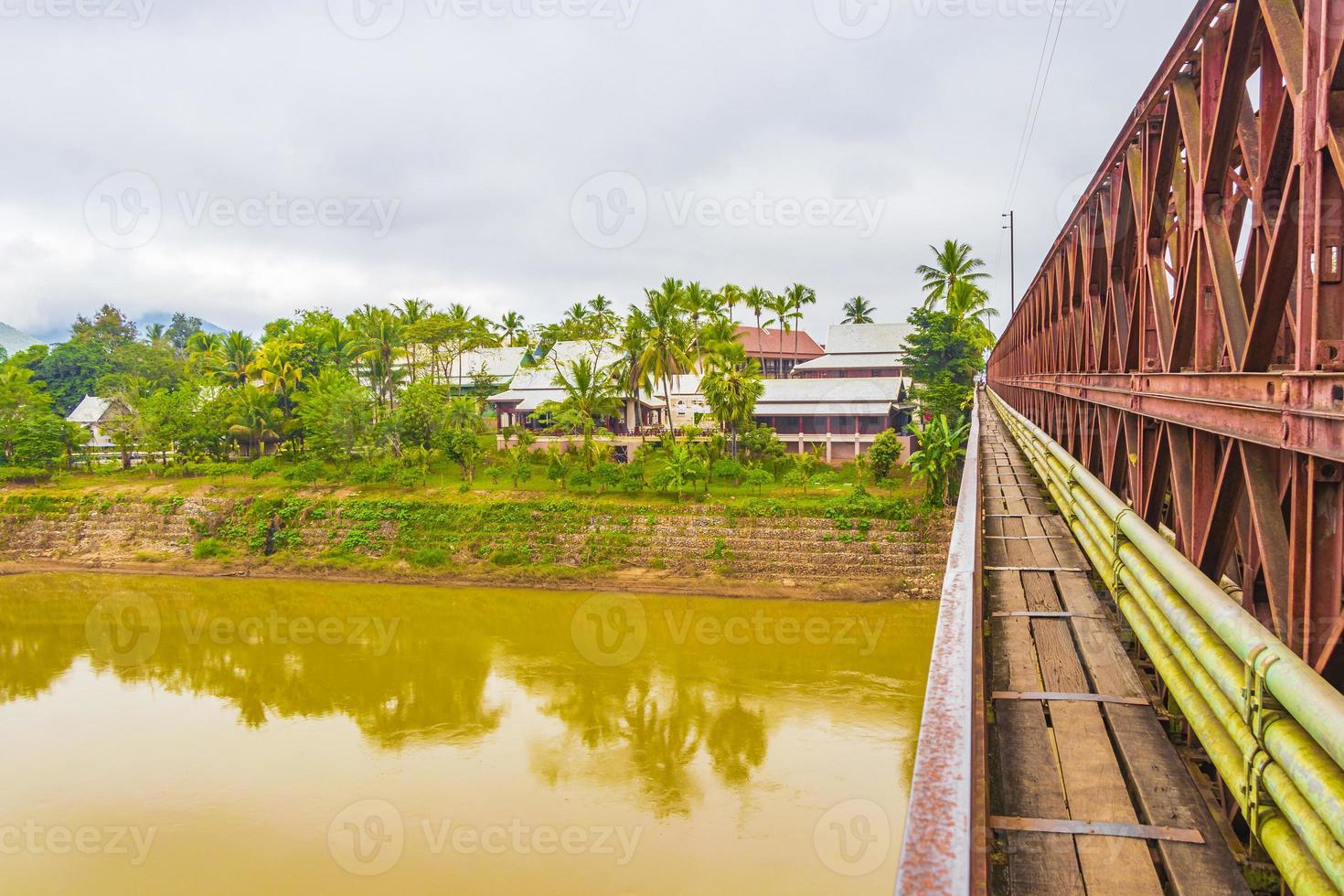 velha ponte francesa da placa de madeira luang prabang laos asia. foto