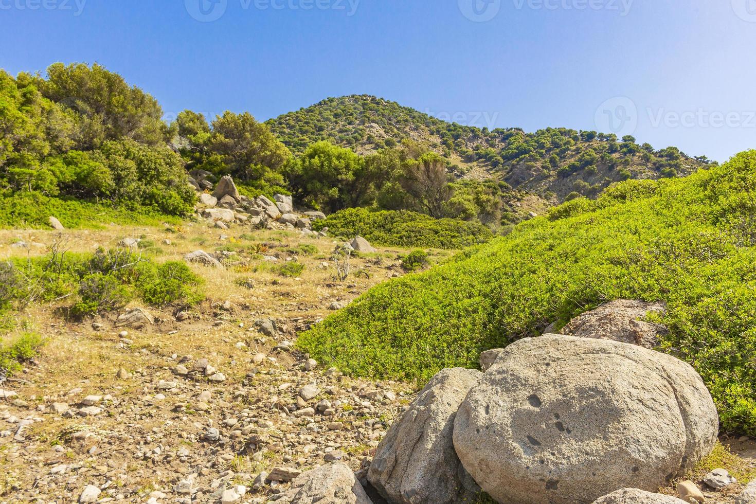 paisagens naturais ásperas nas rochas dos penhascos das montanhas da grécia, kos island. foto