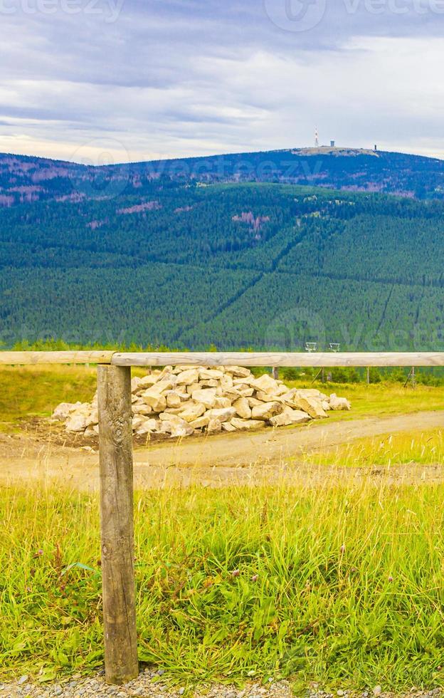 vista panorâmica da paisagem no topo da montanha de brocken harz alemanha foto