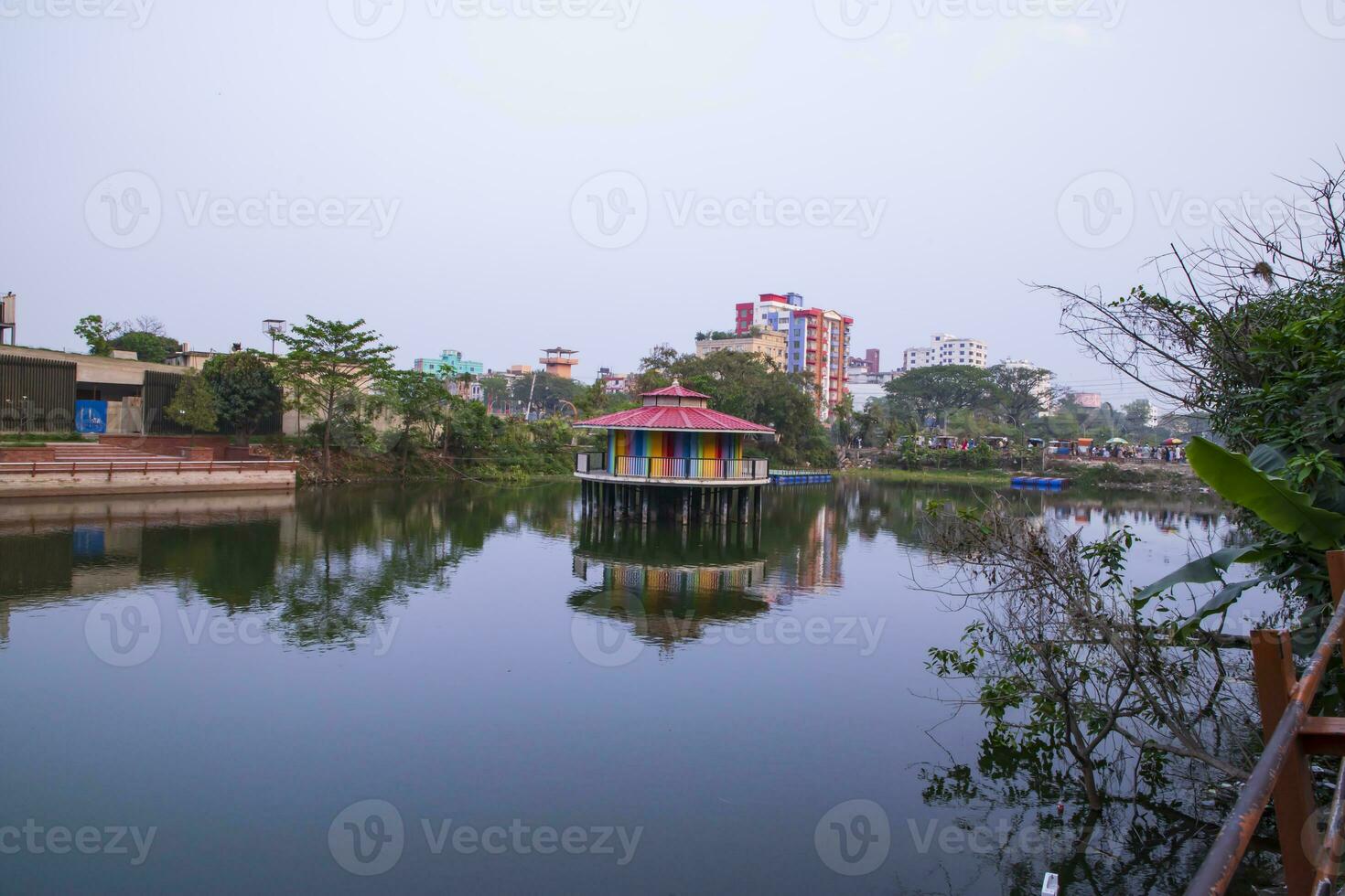 lindo panorama Visão do rasel parque lago dentro narayanganj cidade, Bangladesh foto