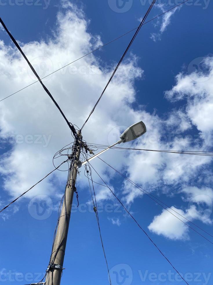 vista olhando para um poste de luz com uma luz led que economiza eletricidade foto