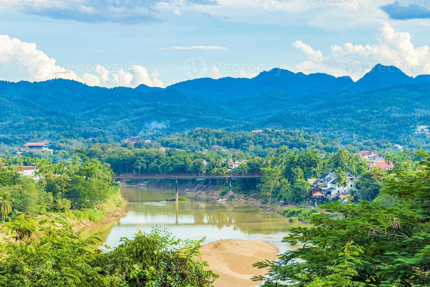 cidade de luang prabang em laos paisagem panorama com rio mekong. foto