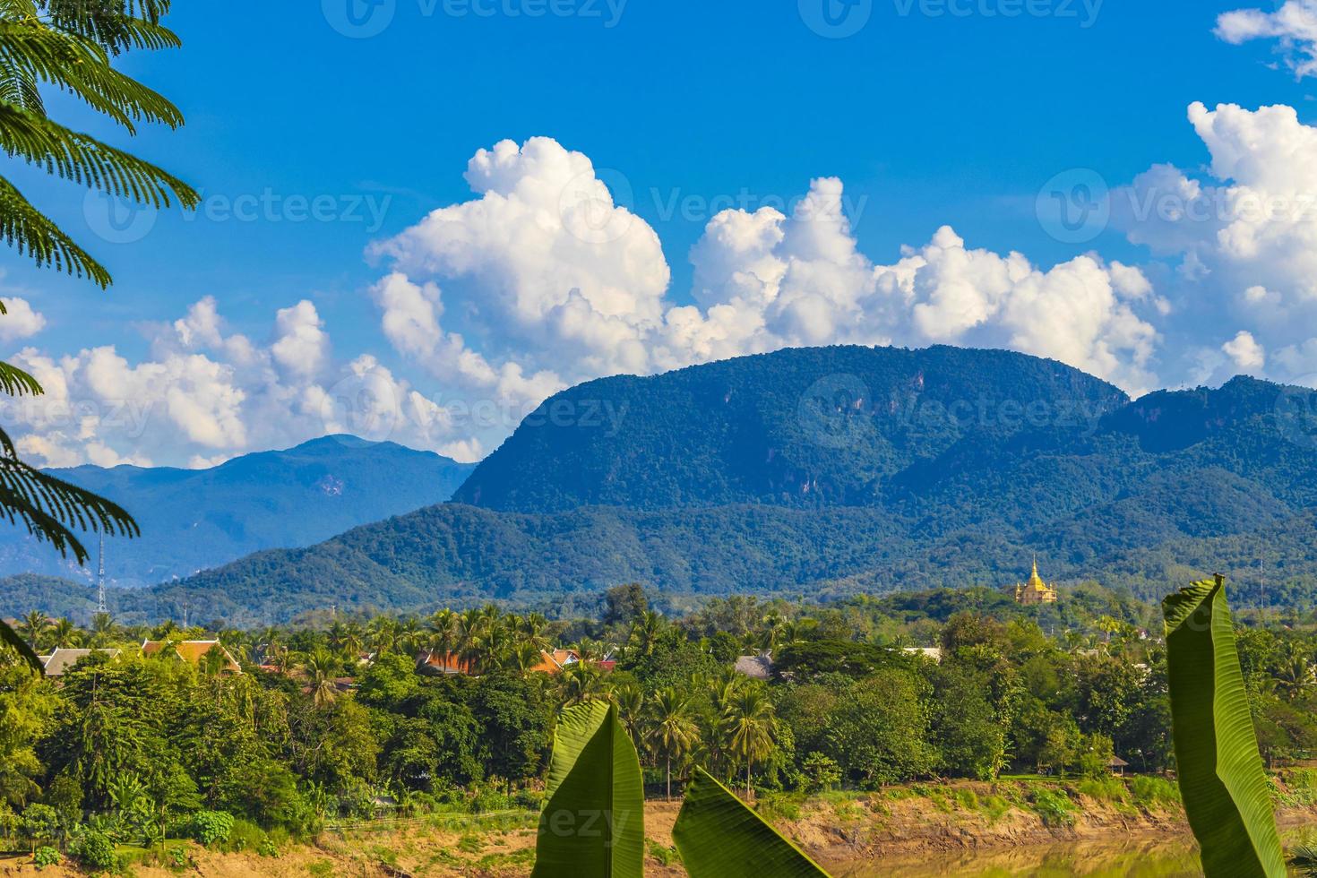 panorama da paisagem de luang prabang laos com templo wat phol phao. foto