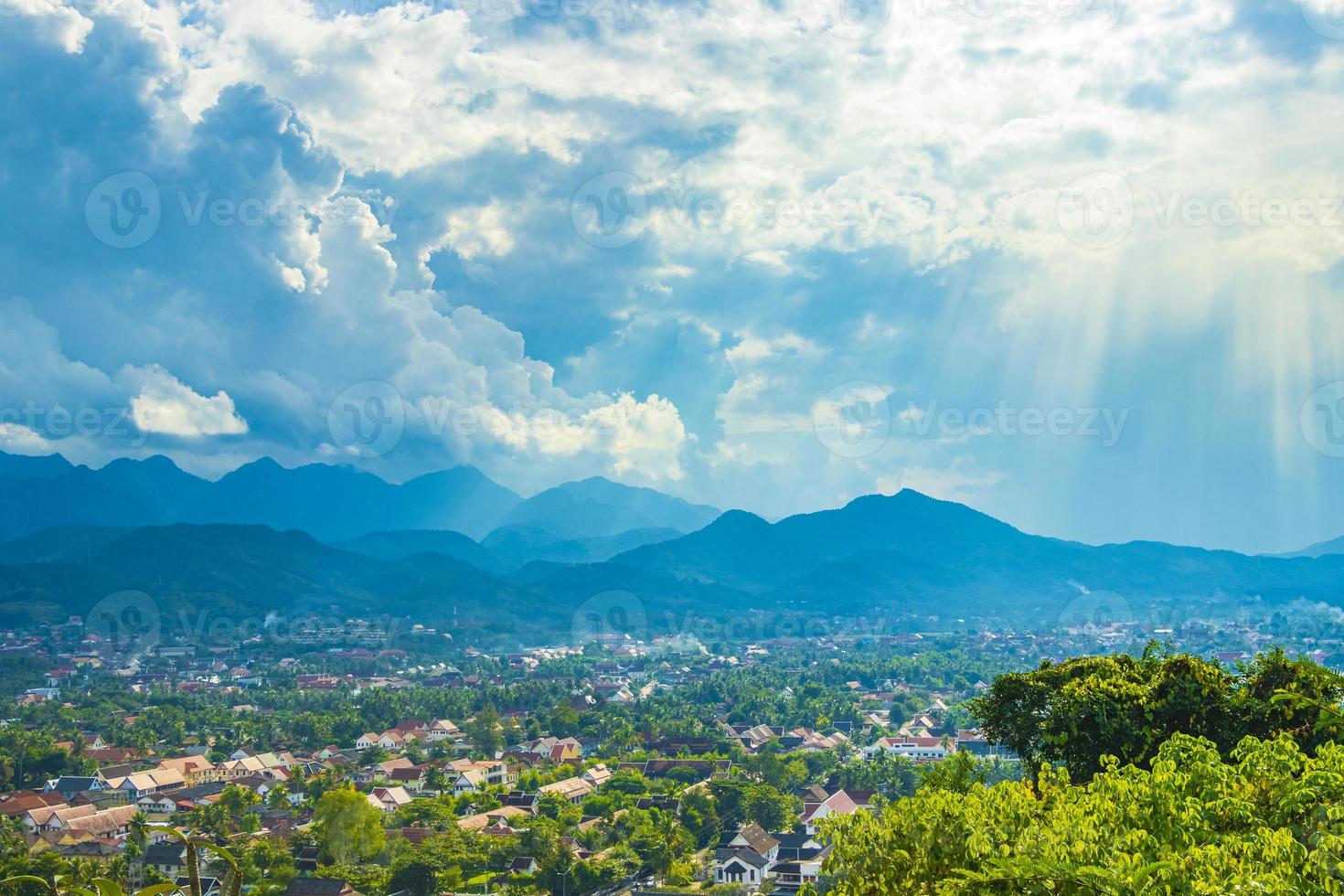 raios de sol incríveis no panorama da montanha da paisagem luang prabang laos. foto