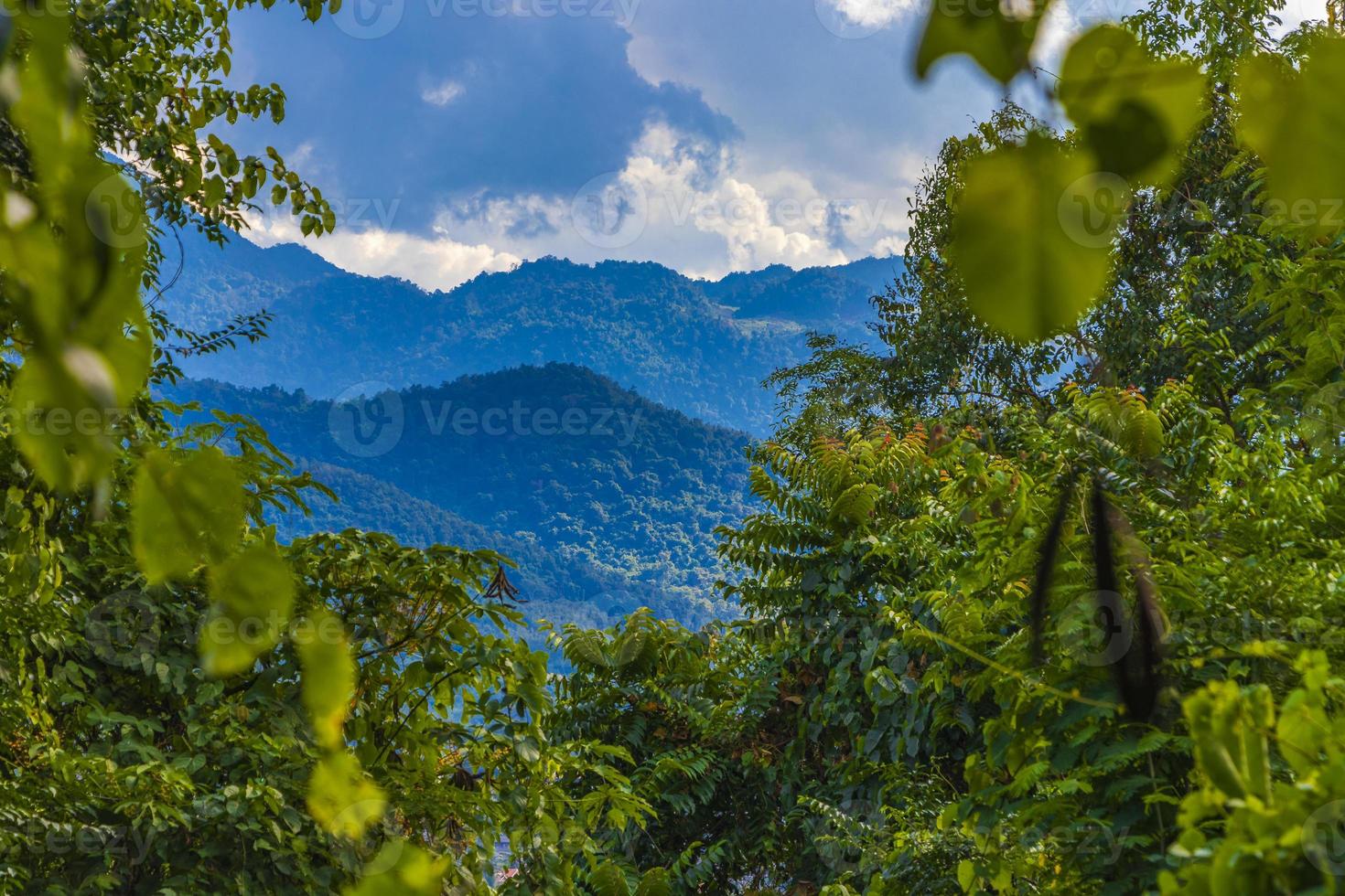 cidade de luang prabang no panorama da paisagem do laos com cordilheira. foto