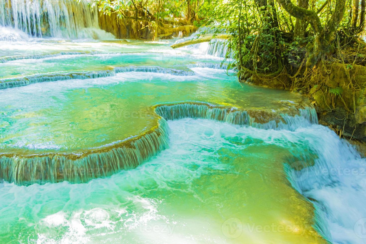 mais belas cachoeiras kuang si cachoeira luang prabang laos. foto