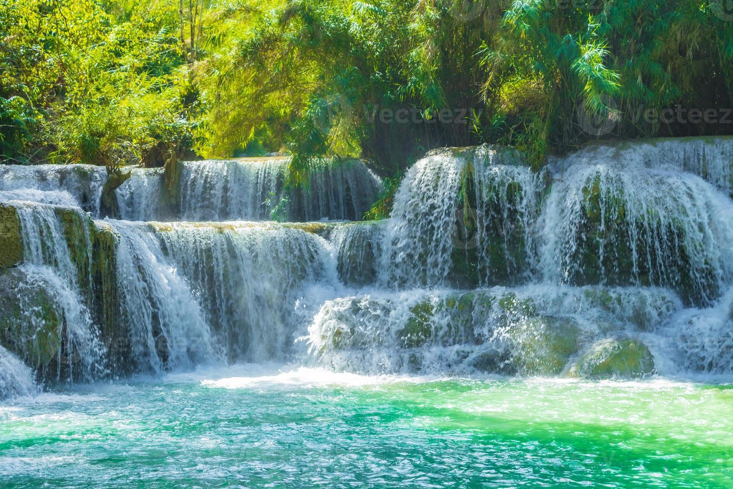 mais belas cachoeiras kuang si cachoeira luang prabang laos. foto