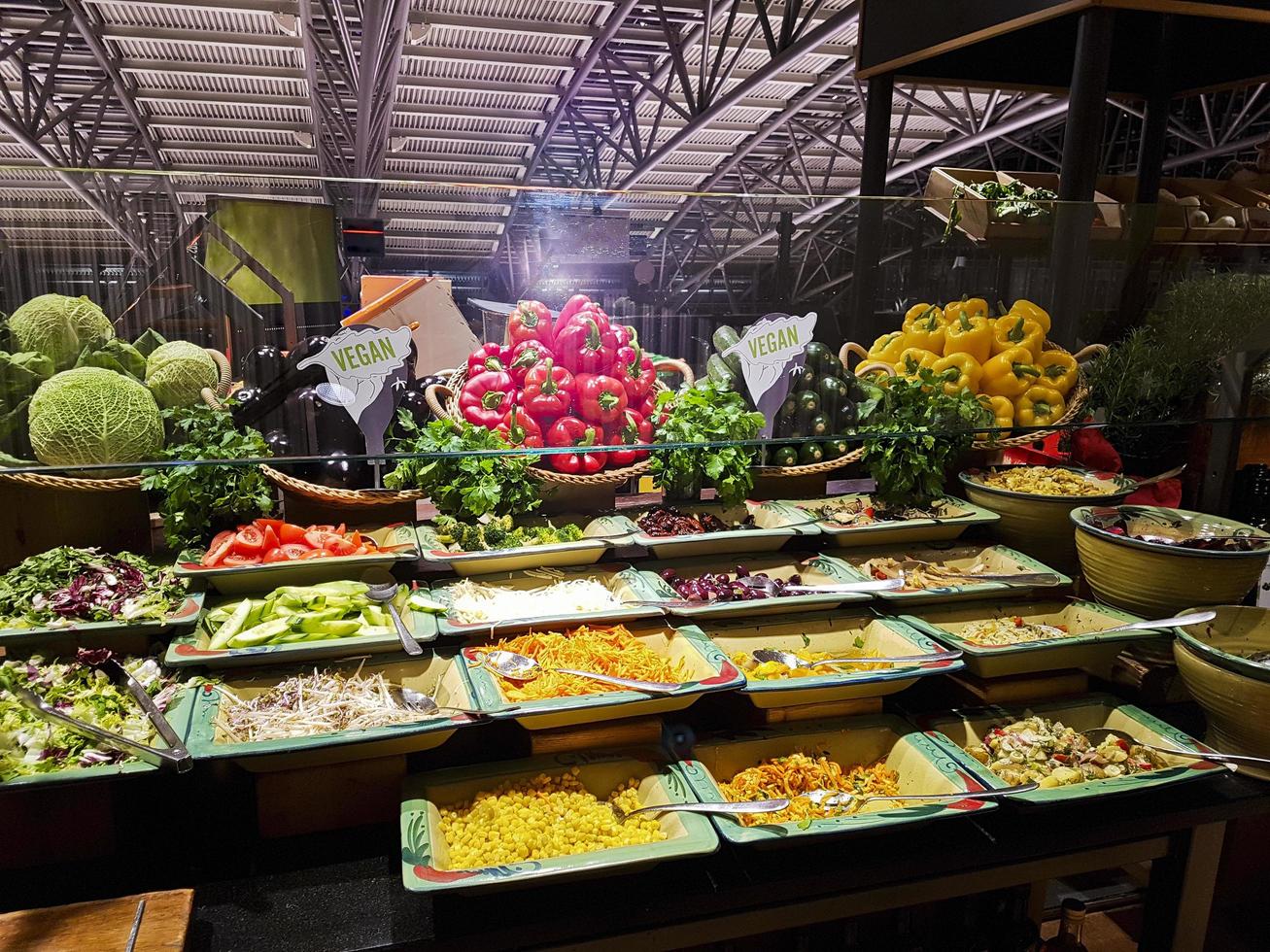 hamburgo, alemanha - buffet diversificado, colorido e vegano no aeroporto de hamburgo foto