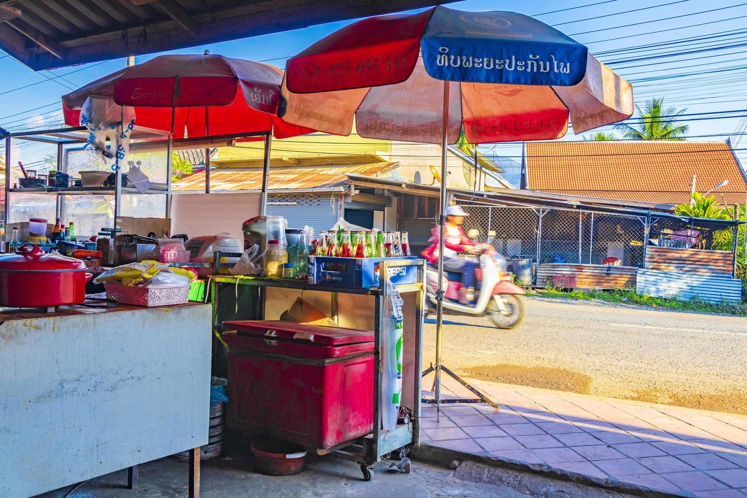 luang prabang, laos 2018 - restaurantes coloridos e mercado de alimentos em luang prabang, laos foto