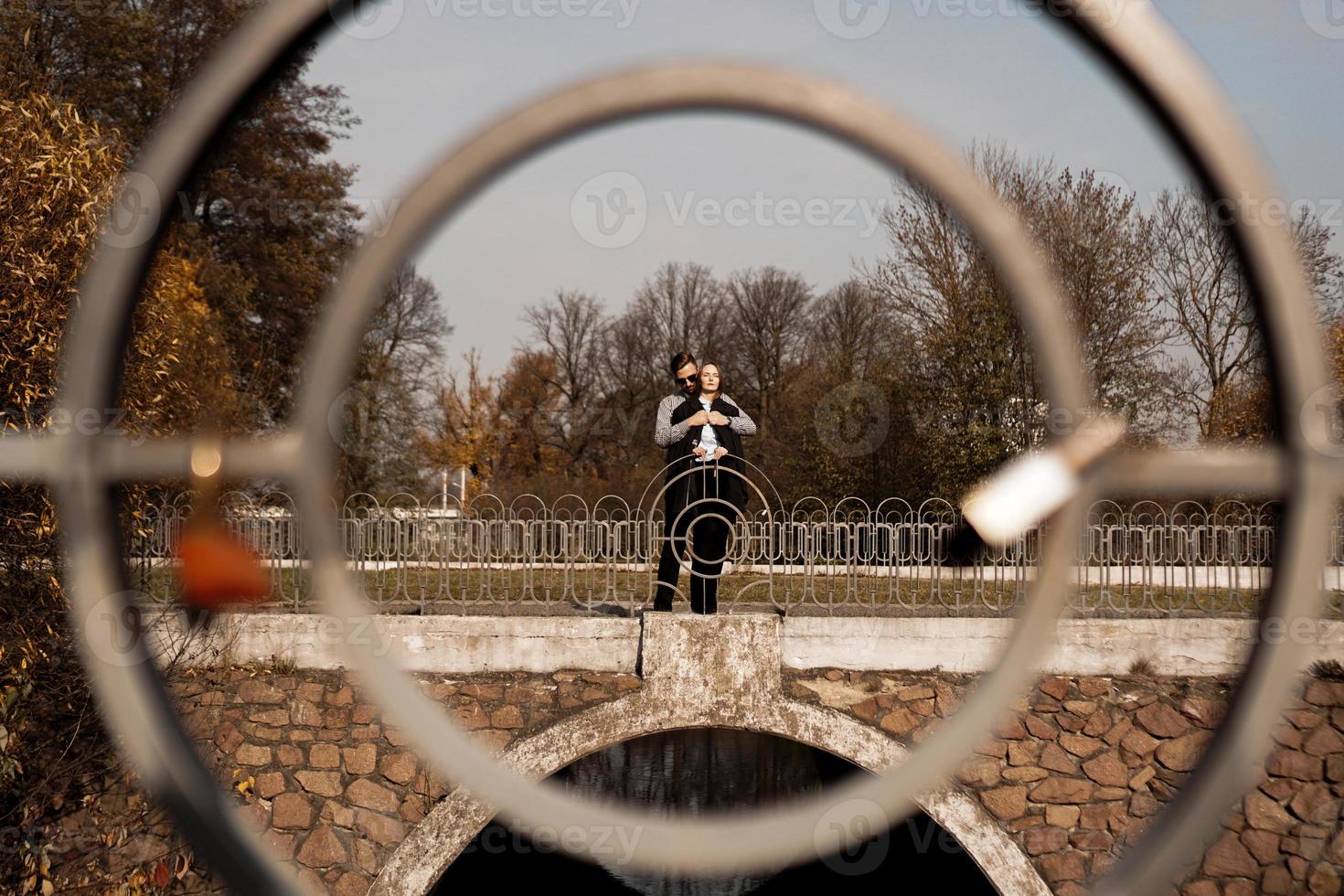 casal romântico no parque outono - conceito de amor, relacionamento e namoro foto