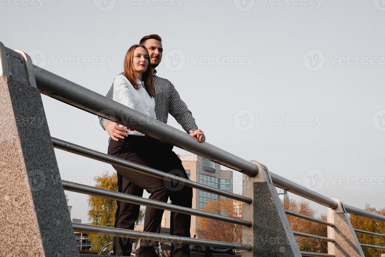 jovem e elegante casal apaixonado foto