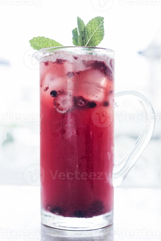 mistura de frutas vermelhas e jarro de coquetel de sangria de vinho foto