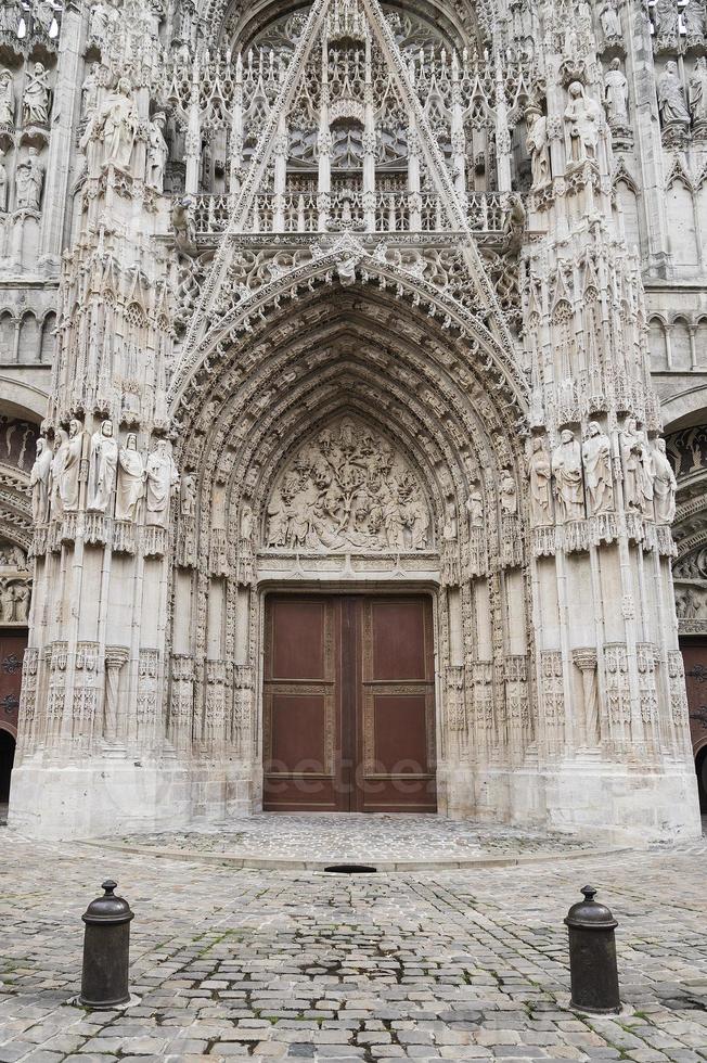 porta para a catedral de Rouen no norte da França foto