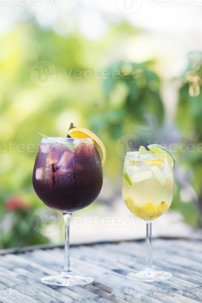 coquetéis de sangria de vinho tinto e branco ao ar livre foto