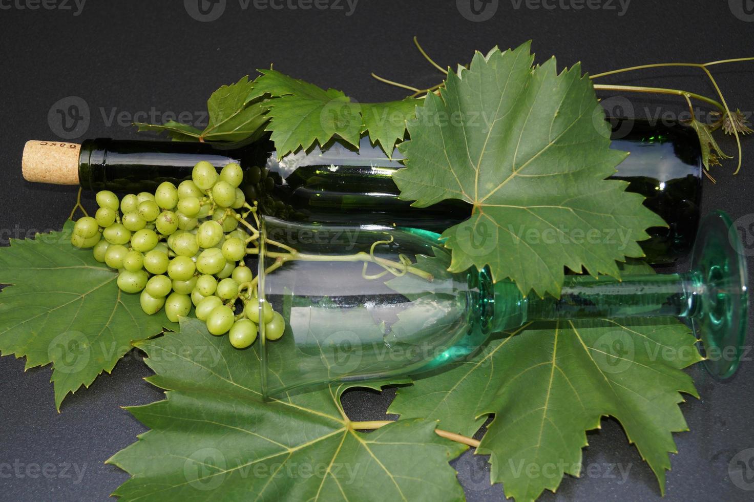 uvas e folhas de vinho branco foto