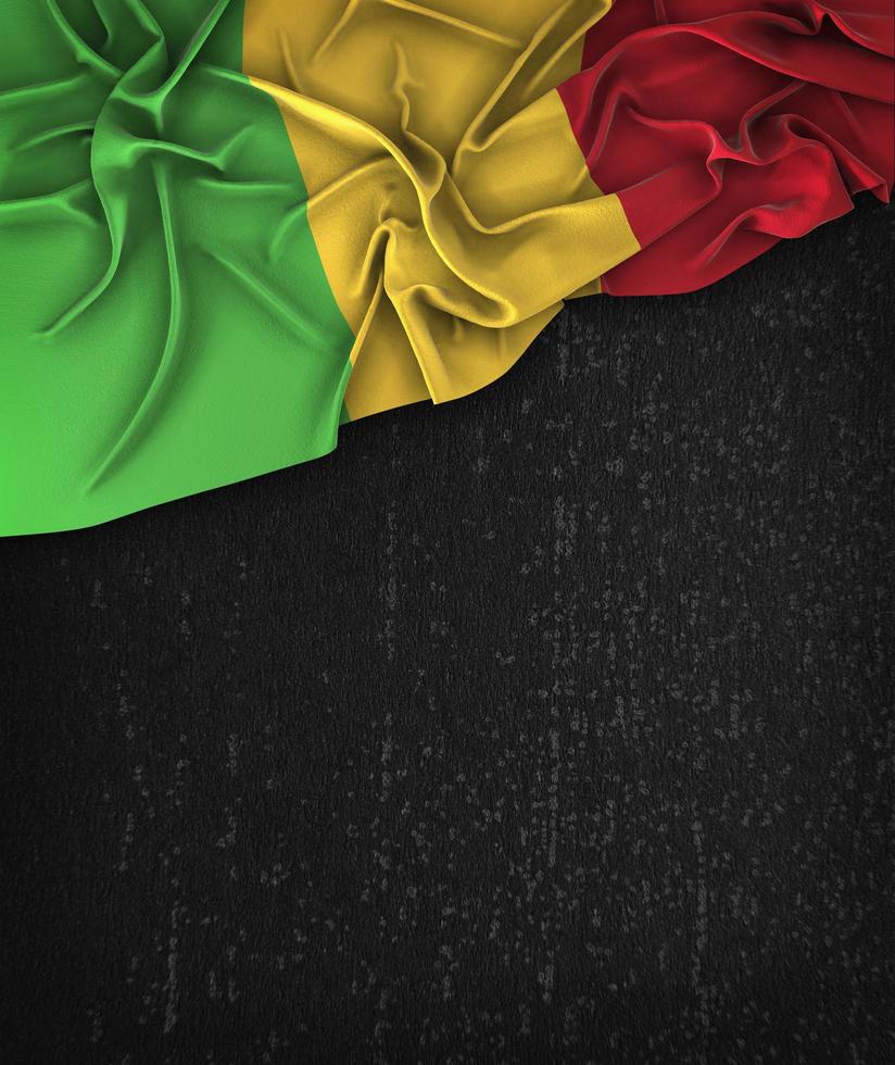 Bandeira do Mali vintage em um quadro negro grunge com espaço para texto foto