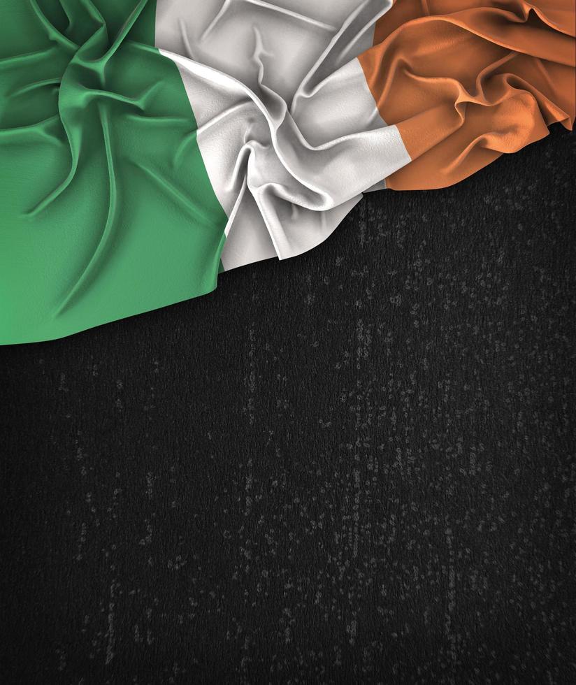 Bandeira da Irlanda vintage em um quadro negro grunge com espaço para texto foto
