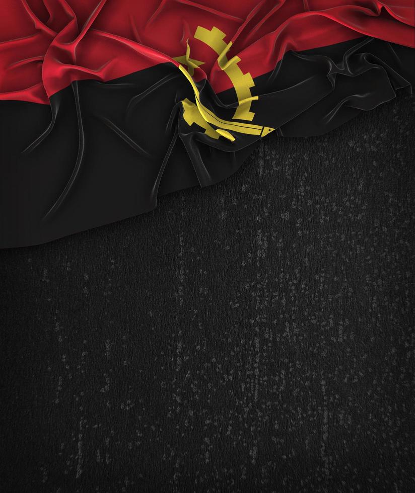 bandeira de angola vintage em um quadro negro grunge com espaço para texto foto