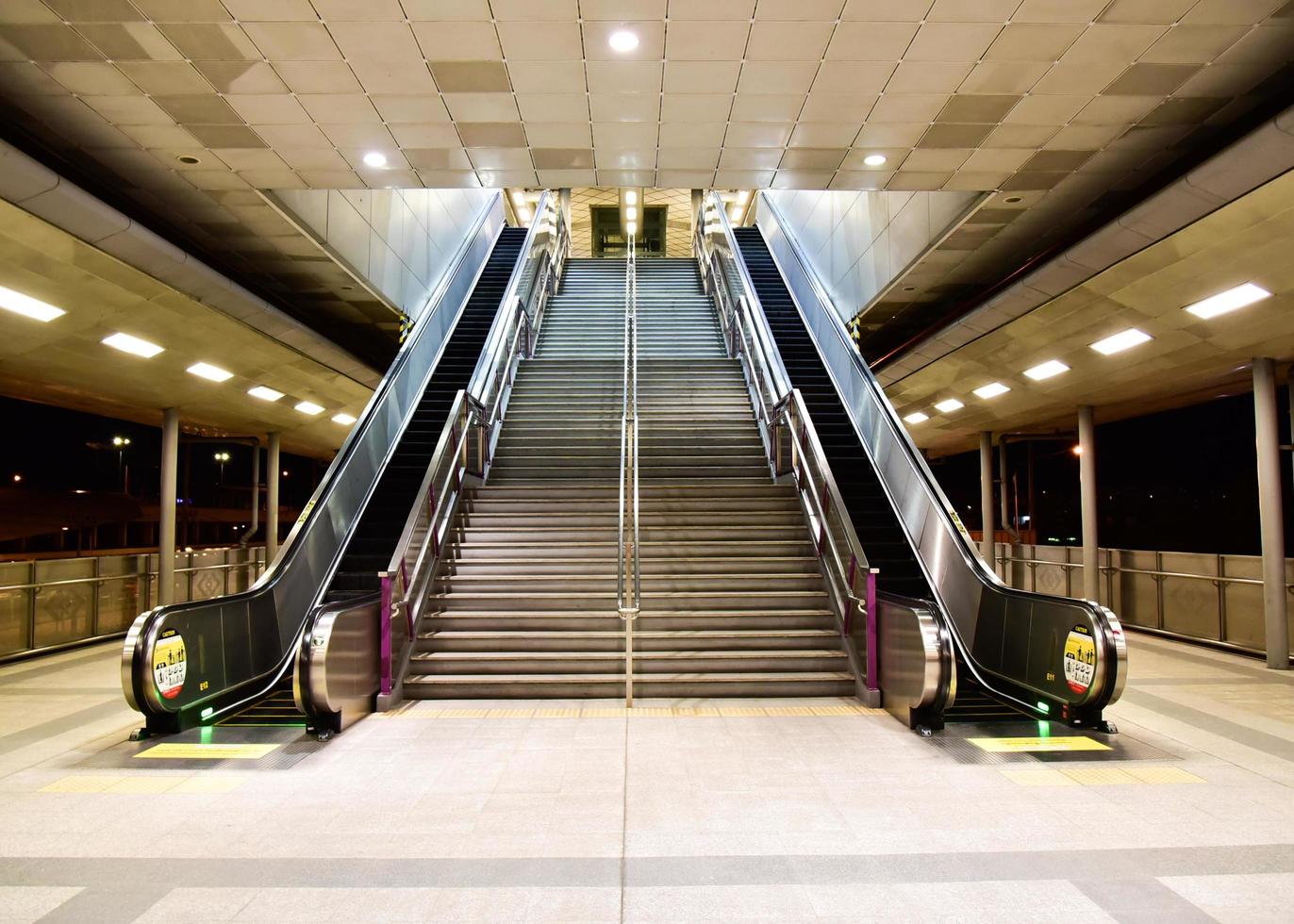 escada na estação de trem do céu, escadas rolantes e escadas na estação de trem foto