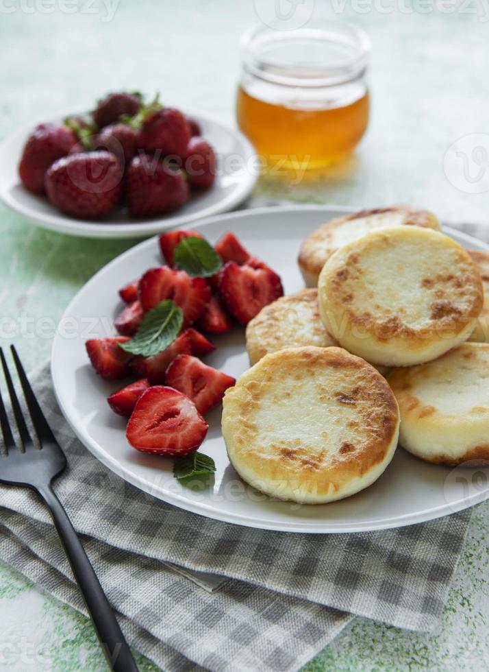 panquecas de queijo cottage, bolinhos de ricota em prato de cerâmica foto